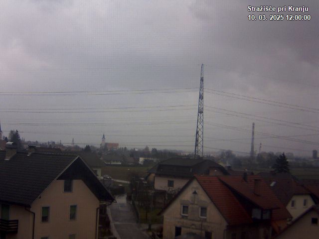 Pogled s postaje proti Krvavcu ob 12:00