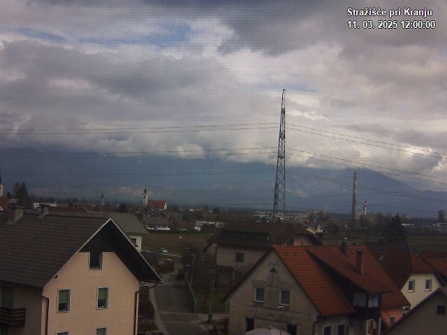 Pogled s postaje proti Krvavcu ob 12:00