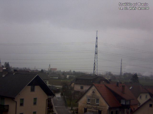 Pogled s postaje proti Krvavcu ob 12:00