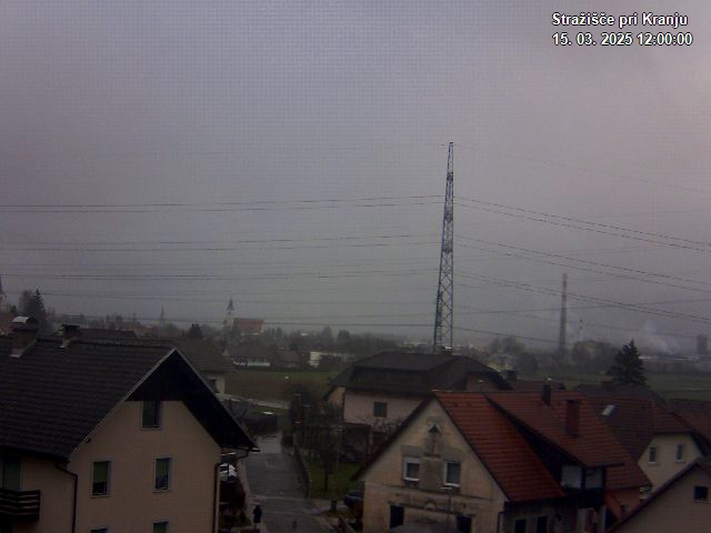 Pogled s postaje proti Krvavcu ob 12:00