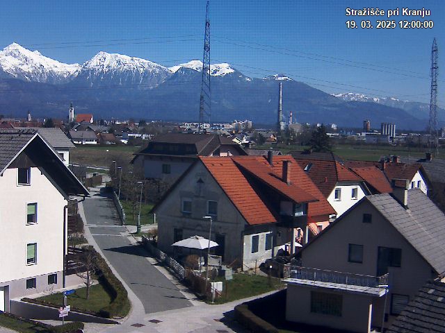 Pogled s postaje proti Krvavcu ob 12:00