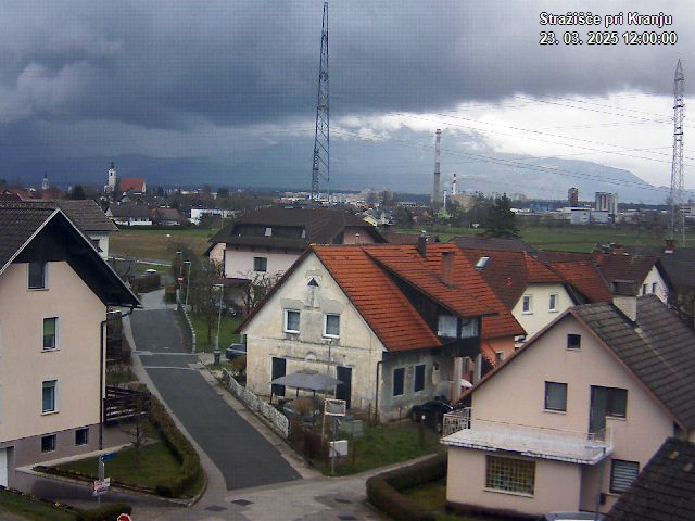 Pogled s postaje proti Krvavcu ob 12:00
