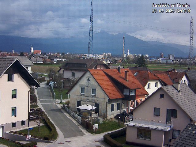 Pogled s postaje proti Krvavcu ob 12:00