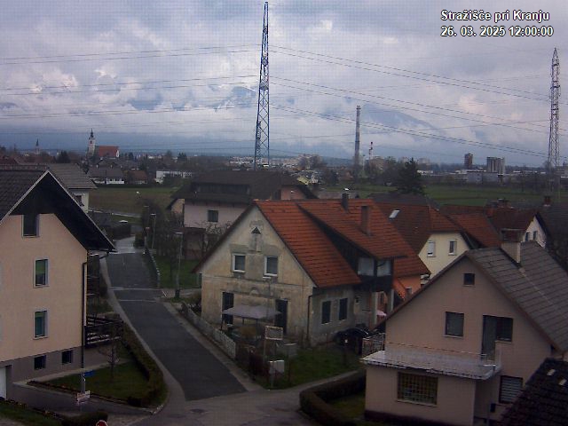 Pogled s postaje proti Krvavcu ob 12:00