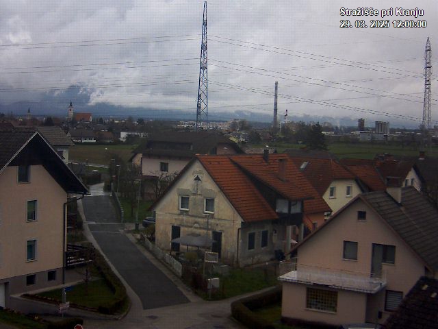 Pogled s postaje proti Krvavcu ob 12:00