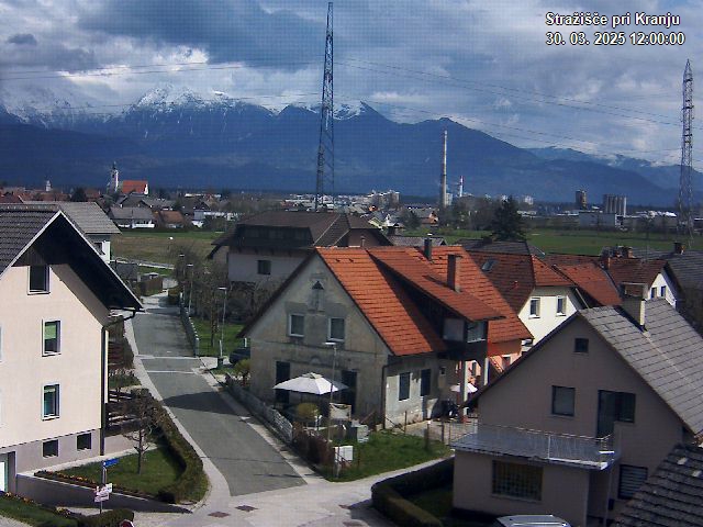Pogled s postaje proti Krvavcu ob 12:00