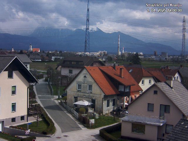 Pogled s postaje proti Krvavcu ob 12:00