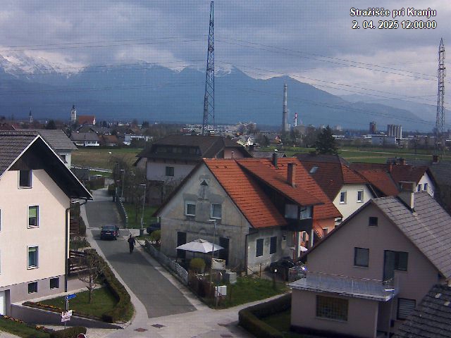 Pogled s postaje proti Krvavcu ob 12:00