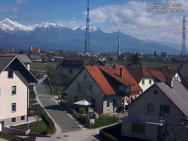 Pogled s postaje proti Krvavcu ob 12:00