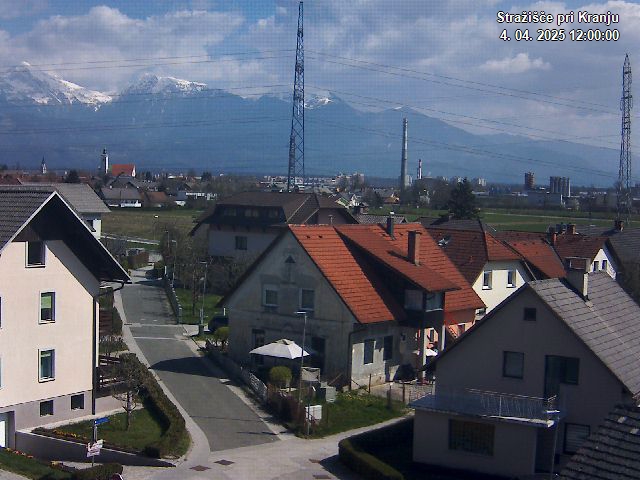 Pogled s postaje proti Krvavcu ob 12:00