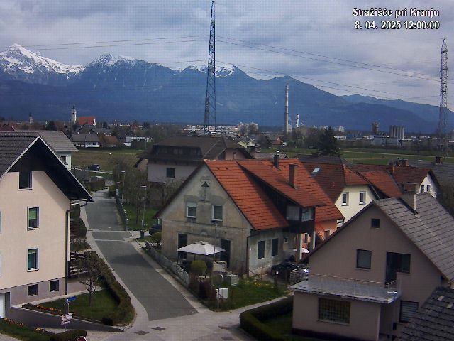 Pogled s postaje proti Krvavcu ob 12:00