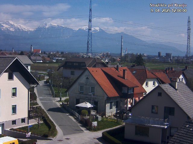 Pogled s postaje proti Krvavcu ob 12:00