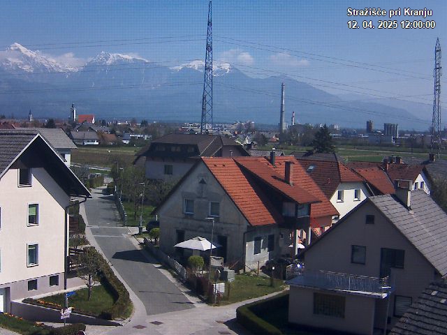 Pogled s postaje proti Krvavcu ob 12:00