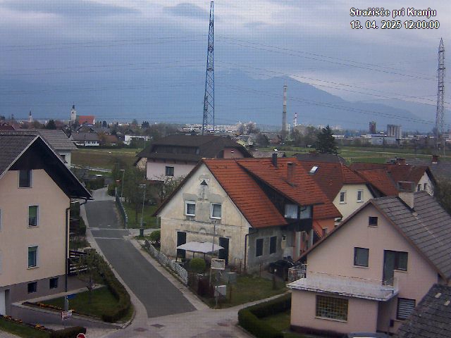 Pogled s postaje proti Krvavcu ob 12:00