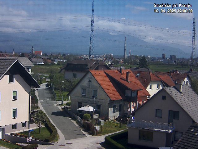 Pogled s postaje proti Krvavcu ob 12:00