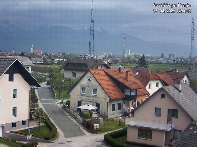 Pogled s postaje proti Krvavcu ob 12:00