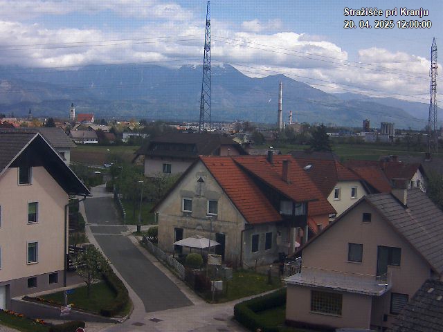Pogled s postaje proti Krvavcu ob 12:00