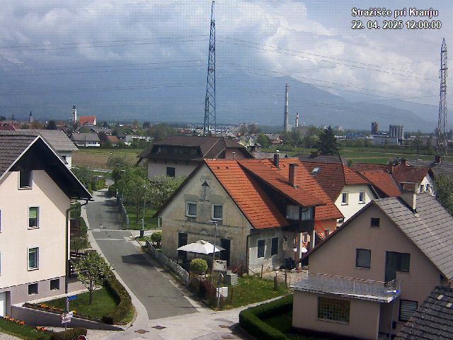 Pogled s postaje proti Krvavcu ob 12:00