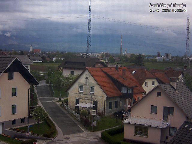 Pogled s postaje proti Krvavcu ob 12:00