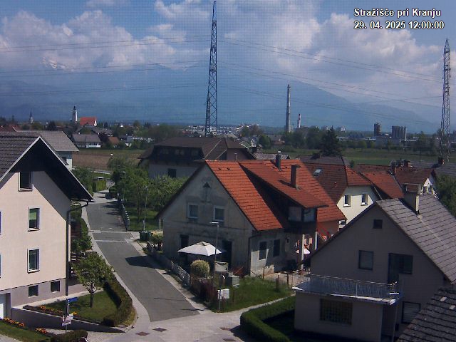 Pogled s postaje proti Krvavcu ob 12:00