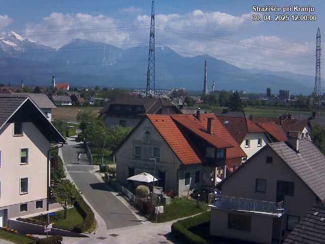 Pogled s postaje proti Krvavcu ob 12:00