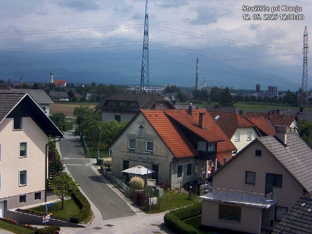 Pogled s postaje proti Krvavcu ob 12:00