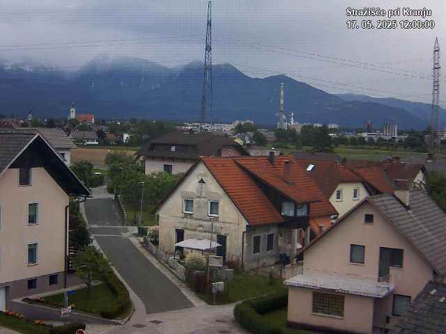 Pogled s postaje proti Krvavcu ob 12:00