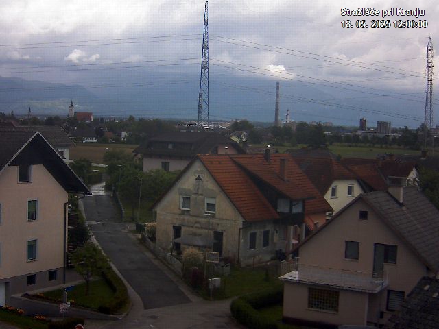 Pogled s postaje proti Krvavcu ob 12:00