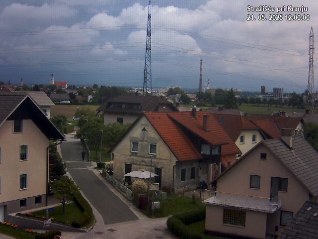 Pogled s postaje proti Krvavcu ob 12:00