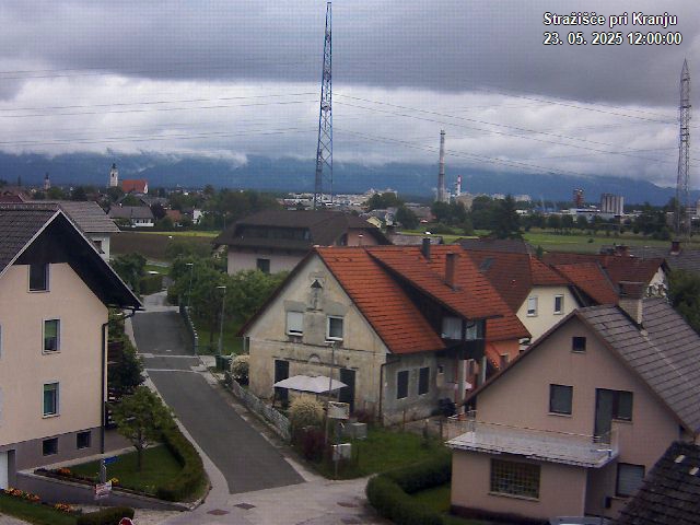 Pogled s postaje proti Krvavcu ob 12:00