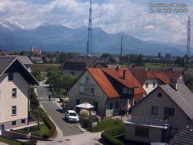 Pogled s postaje proti Krvavcu ob 12:00