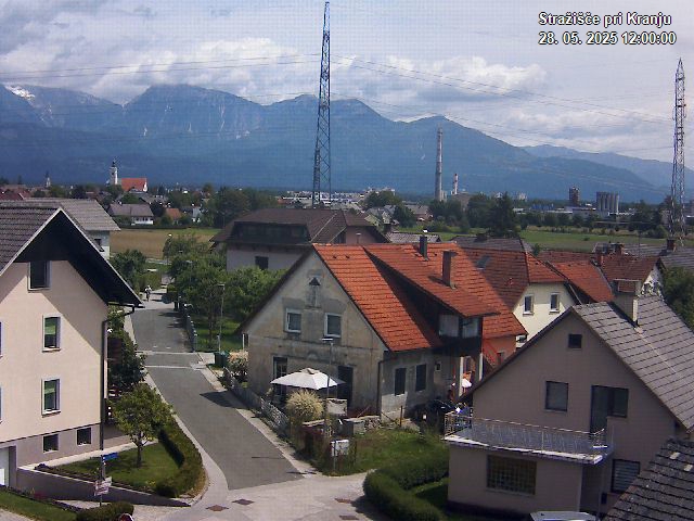 Pogled s postaje proti Krvavcu ob 12:00