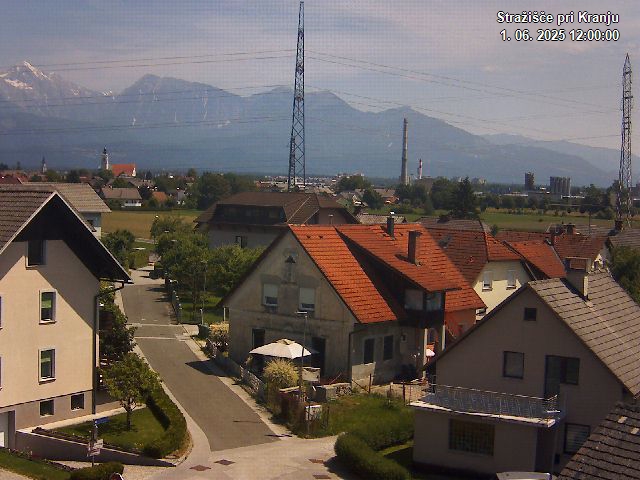 Pogled s postaje proti Krvavcu ob 12:00