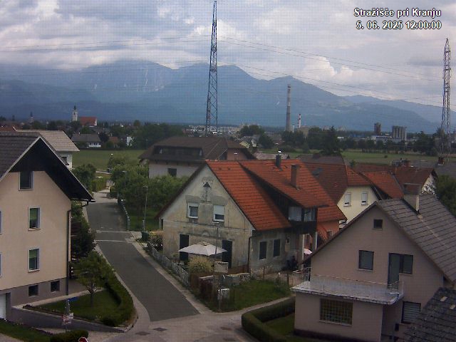 Pogled s postaje proti Krvavcu ob 12:00