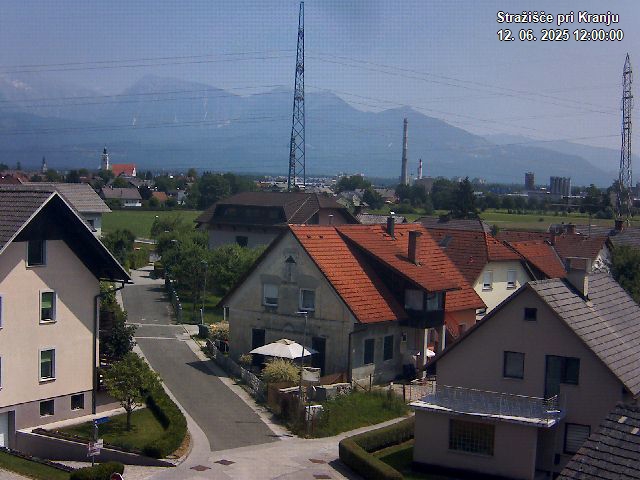 Pogled s postaje proti Krvavcu ob 12:00