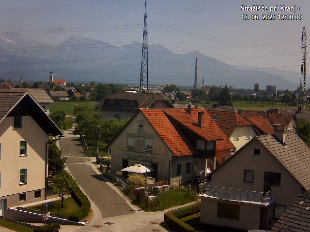 Pogled s postaje proti Krvavcu ob 12:00