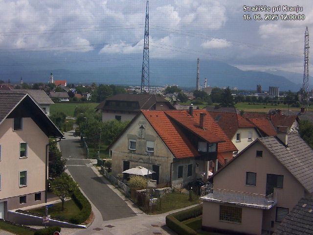 Pogled s postaje proti Krvavcu ob 12:00