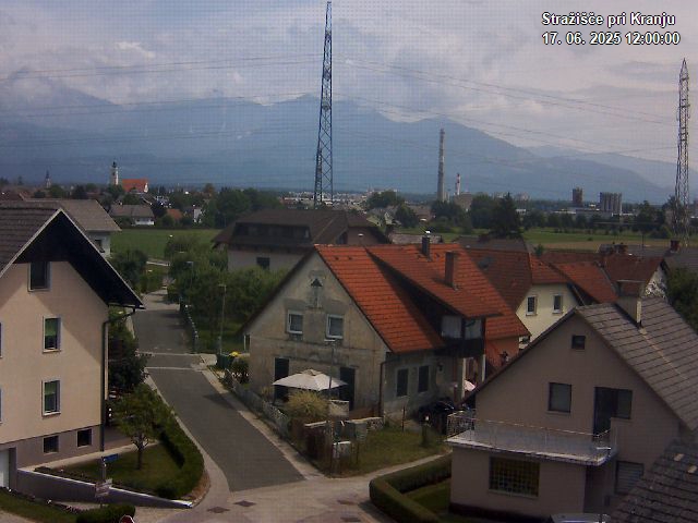 Pogled s postaje proti Krvavcu ob 12:00