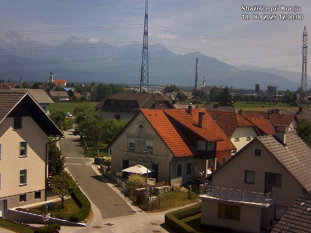 Pogled s postaje proti Krvavcu ob 12:00