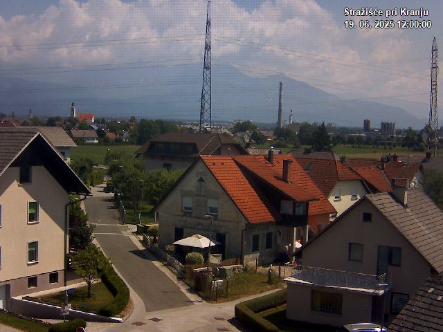Pogled s postaje proti Krvavcu ob 12:00