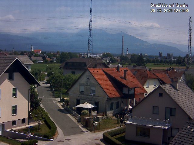 Pogled s postaje proti Krvavcu ob 12:00
