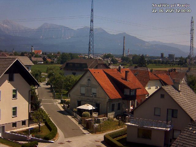 Pogled s postaje proti Krvavcu ob 12:00