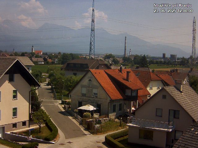 Pogled s postaje proti Krvavcu ob 12:00