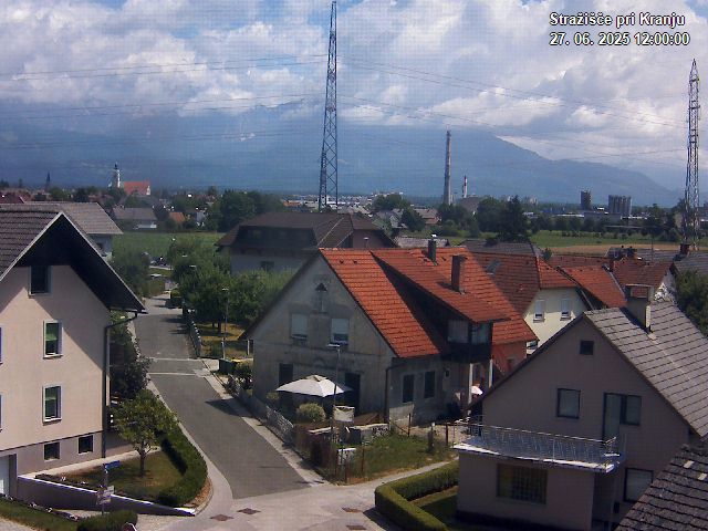 Pogled s postaje proti Krvavcu ob 12:00