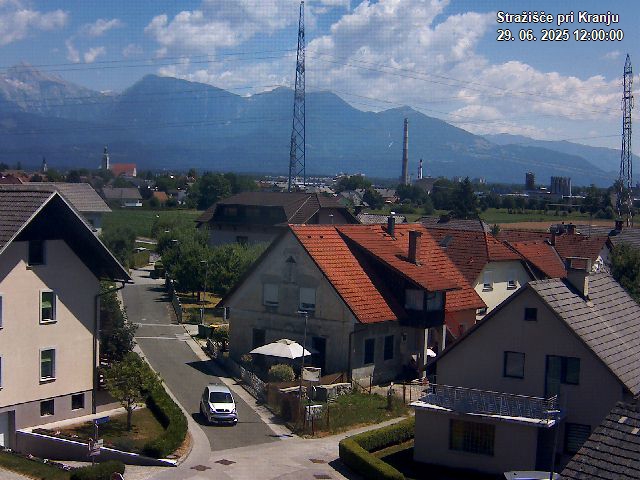 Pogled s postaje proti Krvavcu ob 12:00