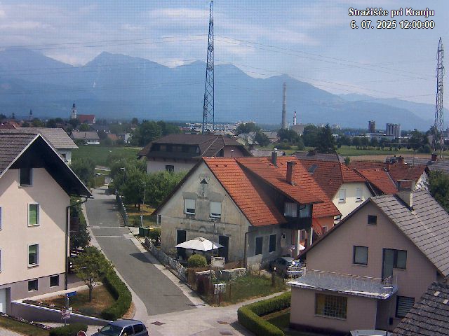 Pogled s postaje proti Krvavcu ob 12:00