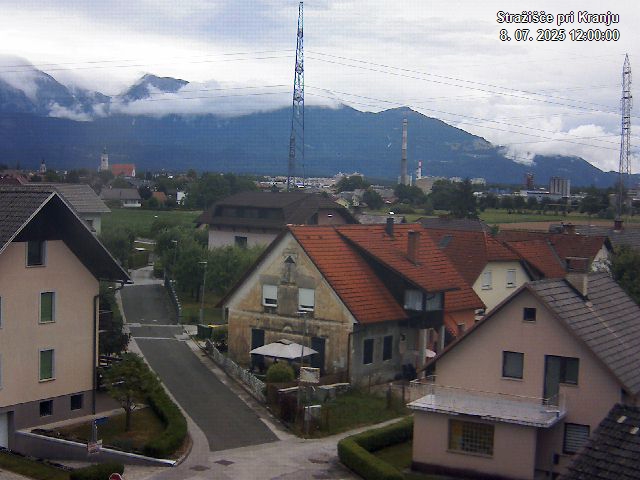 Pogled s postaje proti Krvavcu ob 12:00