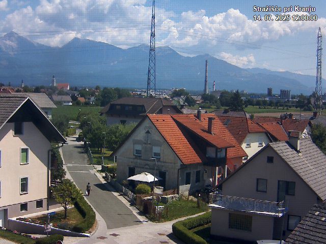 Pogled s postaje proti Krvavcu ob 12:00