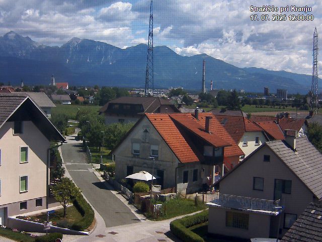 Pogled s postaje proti Krvavcu ob 12:00