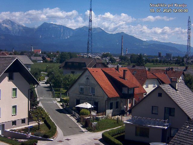 Pogled s postaje proti Krvavcu ob 12:00